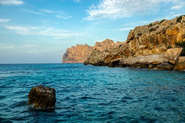 İspanya 'nın Mallorca adasındaki Cala Sant Vicen ve Port de Pollena körfezinin kapılarında tatil atmosferi