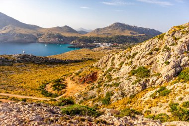 Cala Sant Vicen körfezinde, Mallorca 'nın güzel Balearic adasında tatil atmosferi