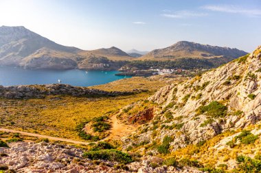 Cala Sant Vicen körfezinde, Mallorca 'nın güzel Balearic adasında tatil atmosferi