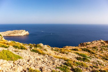 Cala Sant Vicen körfezinde, Mallorca 'nın güzel Balearic adasında tatil atmosferi