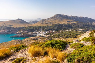Cala Sant Vicen körfezinde, Mallorca 'nın güzel Balearic adasında tatil atmosferi