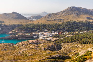 Cala Sant Vicen körfezinde, Mallorca 'nın güzel Balearic adasında tatil atmosferi