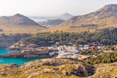 Cala Sant Vicen körfezinde, Mallorca 'nın güzel Balearic adasında tatil atmosferi