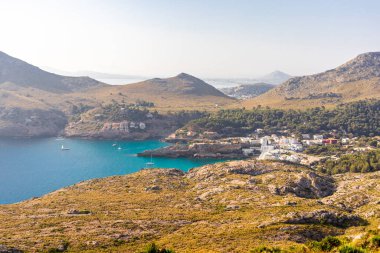 Cala Sant Vicen körfezinde, Mallorca 'nın güzel Balearic adasında tatil atmosferi
