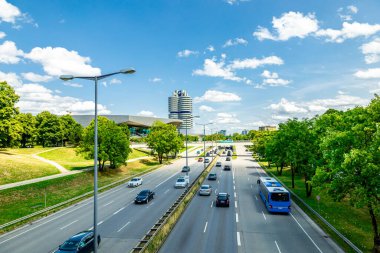 Güneşli bir yaz gününde Bavyera 'nın başkenti Münih' e yapılan günlük gezi - Bavyera - Almanya
