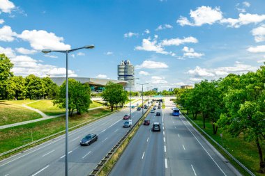 Güneşli bir yaz gününde Bavyera 'nın başkenti Münih' e yapılan günlük gezi - Bavyera - Almanya