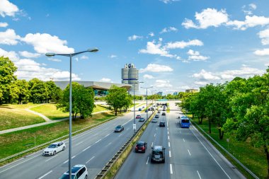 Güneşli bir yaz gününde Bavyera 'nın başkenti Münih' e yapılan günlük gezi - Bavyera - Almanya
