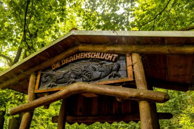 Eisenach yakınlarındaki Ejderha Vadisi 'nde yaz yürüyüşü - Thüringen - Almanya