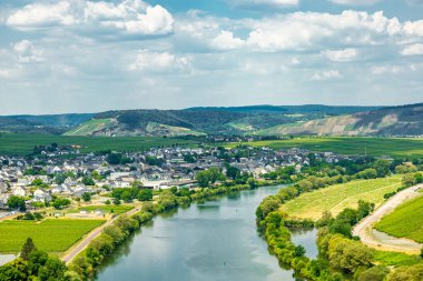 Bremm-Rhineland-Palatinate yakınlarındaki Moselle bölgesinde kısa bir keşif turu Almanya