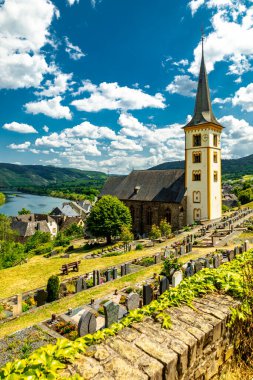 Bremm-Rhineland-Palatinate yakınlarındaki Moselle bölgesinde kısa bir keşif turu Almanya