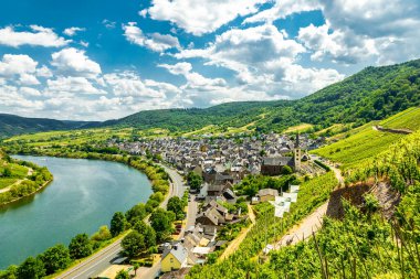 Bremm-Rhineland-Palatinate yakınlarındaki Moselle bölgesinde kısa bir keşif turu Almanya