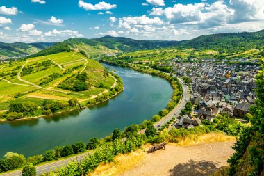 Bremm-Rhineland-Palatinate yakınlarındaki Moselle bölgesinde kısa bir keşif turu Almanya