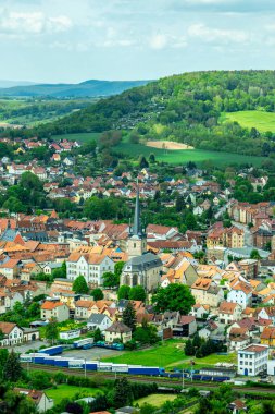 Kahla-Thüringen yakınlarındaki güzel Leuchtenburg 'a Saale Vadisi' nde yaz yürüyüşü turu.