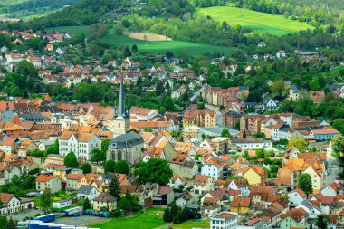 Kahla-Thüringen yakınlarındaki güzel Leuchtenburg 'a Saale Vadisi' nde yaz yürüyüşü turu.