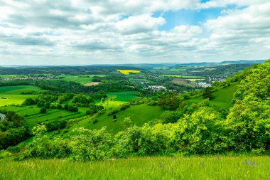 Kahla-Thüringen yakınlarındaki güzel Leuchtenburg 'a Saale Vadisi' nde yaz yürüyüşü turu.