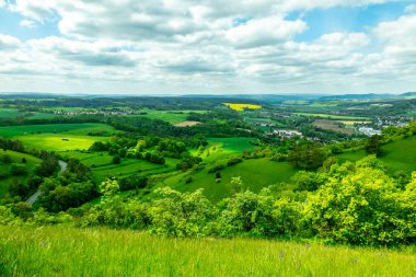 Kahla-Thüringen yakınlarındaki güzel Leuchtenburg 'a Saale Vadisi' nde yaz yürüyüşü turu.