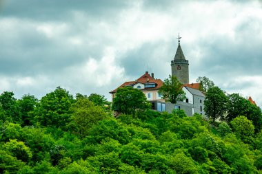 Kahla-Thüringen yakınlarındaki güzel Leuchtenburg 'a Saale Vadisi' nde yaz yürüyüşü turu.