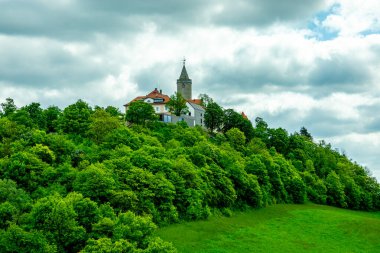 Kahla-Thüringen yakınlarındaki güzel Leuchtenburg 'a Saale Vadisi' nde yaz yürüyüşü turu.