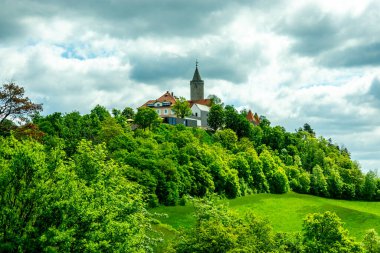 Kahla-Thüringen yakınlarındaki güzel Leuchtenburg 'a Saale Vadisi' nde yaz yürüyüşü turu.