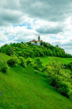Kahla-Thüringen yakınlarındaki güzel Leuchtenburg 'a Saale Vadisi' nde yaz yürüyüşü turu.