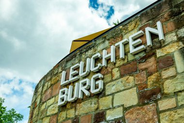 Kahla-Thüringen yakınlarındaki güzel Leuchtenburg 'a Saale Vadisi' nde yaz yürüyüşü turu.