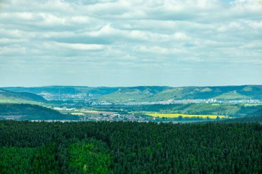 Kahla-Thüringen yakınlarındaki güzel Leuchtenburg 'a Saale Vadisi' nde yaz yürüyüşü turu.
