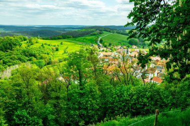 Kahla-Thüringen yakınlarındaki güzel Leuchtenburg 'a Saale Vadisi' nde yaz yürüyüşü turu.