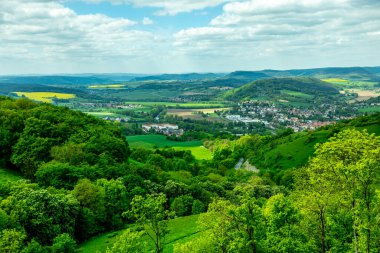 Kahla-Thüringen yakınlarındaki güzel Leuchtenburg 'a Saale Vadisi' nde yaz yürüyüşü turu.