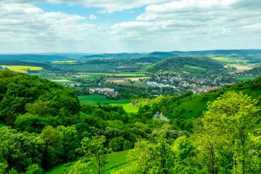 Kahla-Thüringen yakınlarındaki güzel Leuchtenburg 'a Saale Vadisi' nde yaz yürüyüşü turu.