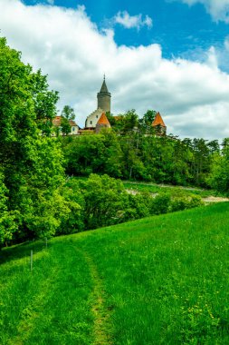 Kahla-Thüringen yakınlarındaki güzel Leuchtenburg 'a Saale Vadisi' nde yaz yürüyüşü turu.