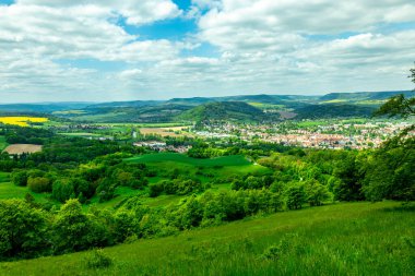 Kahla-Thüringen yakınlarındaki güzel Leuchtenburg 'a Saale Vadisi' nde yaz yürüyüşü turu.