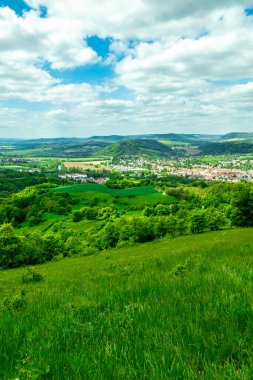 Kahla-Thüringen yakınlarındaki güzel Leuchtenburg 'a Saale Vadisi' nde yaz yürüyüşü turu.