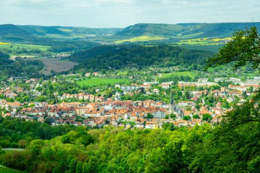 Kahla-Thüringen yakınlarındaki güzel Leuchtenburg 'a Saale Vadisi' nde yaz yürüyüşü turu.