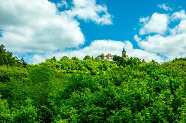 Kahla-Thüringen yakınlarındaki güzel Leuchtenburg 'a Saale Vadisi' nde yaz yürüyüşü turu.
