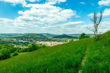 Kahla-Thüringen yakınlarındaki güzel Leuchtenburg 'a Saale Vadisi' nde yaz yürüyüşü turu.