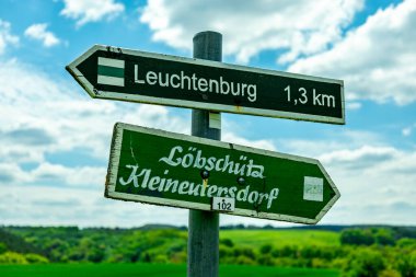 Kahla-Thüringen yakınlarındaki güzel Leuchtenburg 'a Saale Vadisi' nde yaz yürüyüşü turu.