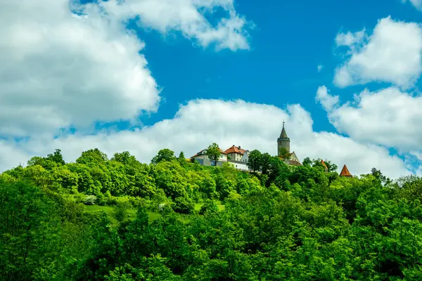 夏季徒步旅行穿过萨尔谷地 到达德国卡赫拉 图林根附近美丽的鲁亨堡 — 图库照片