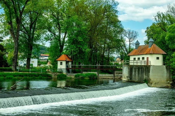 Kahla-Thüringen yakınlarındaki güzel Leuchtenburg 'a Saale Vadisi' nde yaz yürüyüşü turu.