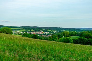 Yaz keşfi turu Steinbach-Hallenberg yakınlarındaki Thuringian Ormanı 'nda