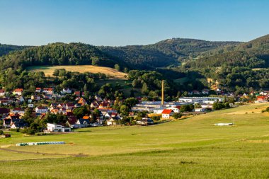 Thuringian Ormanı 'nın yüksek patikasında yaz yürüyüşü - Thüringen - Almanya