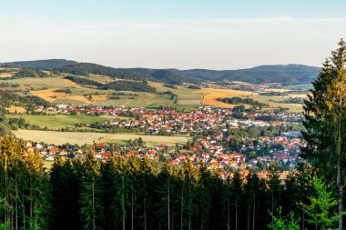 Thuringian Ormanı 'nın yüksek patikasında yaz yürüyüşü - Thüringen - Almanya