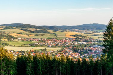 Thuringian Ormanı 'nın yüksek patikasında yaz yürüyüşü - Thüringen - Almanya