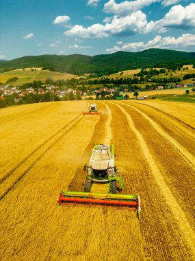 Schmalkalden yakınlarında yaz sonu tahıl hasadı - Thüringen - Almanya
