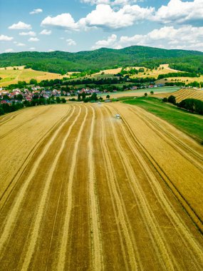 Schmalkalden yakınlarında yaz sonu tahıl hasadı - Thüringen - Almanya