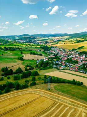 Schmalkalden yakınlarında yaz sonu tahıl hasadı - Thüringen - Almanya