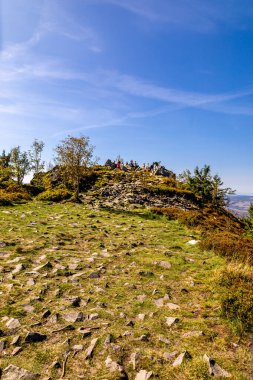 Torfhaus yakınlarındaki Oderteich göleti yakınlarındaki Harz Milli Parkı 'nda yaz sonu yürüyüşü - Almanya