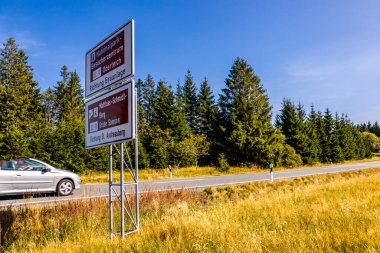 Torfhaus yakınlarındaki Oderteich göleti yakınlarındaki Harz Milli Parkı 'nda yaz sonu yürüyüşü - Almanya