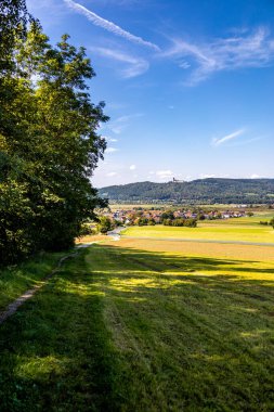 Bad Staffelstein - Bavyera - Almanya yakınlarındaki Yukarı Franconian kırsalında yaz yürüyüşü
