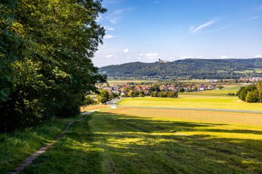 Bad Staffelstein - Bavyera - Almanya yakınlarındaki Yukarı Franconian kırsalında yaz yürüyüşü