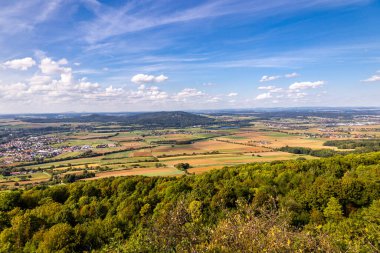 Bad Staffelstein - Bavyera - Almanya yakınlarındaki Yukarı Franconian kırsalında yaz yürüyüşü